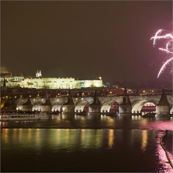 Je tady novoroční plavba s ohňostrojem