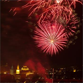 Je tady novoroční plavba s ohňostrojem