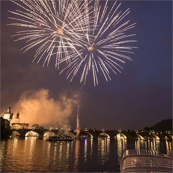 Je tady novoroční plavba s ohňostrojem