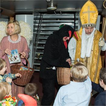 Mikuláš naděloval na parníku Vyšehrad