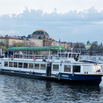 Loď Andante na Vltavě