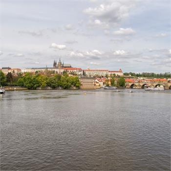 Loď Andante s Pražským hradem