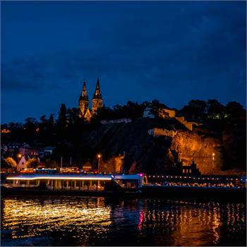 Noční Vyšehrad s lodí Grand Bohemia