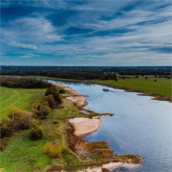 Loď Bella Bohemia pluje po Labi