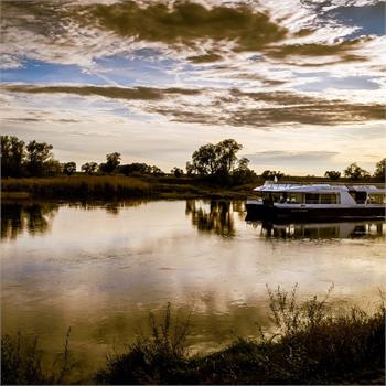 Loď Bella Bohemia na cestě z loděnice