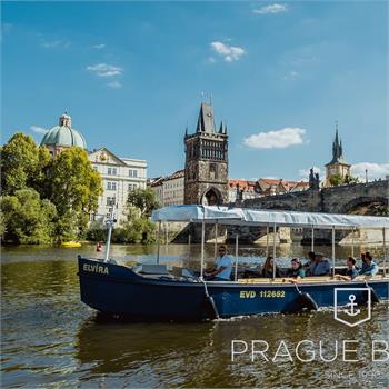 Loď Elvíra v historickém centru Prahy