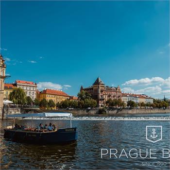 Ekologická loď Elvíra v centru Prahy