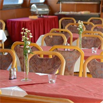 Uspořádání stolů na lodi Cecílie