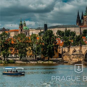 Loď Mistr Jan Hus s panoramatem Hradčan