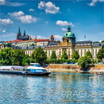 Bohemia Rhapsody před panoramatem Pražského hradu