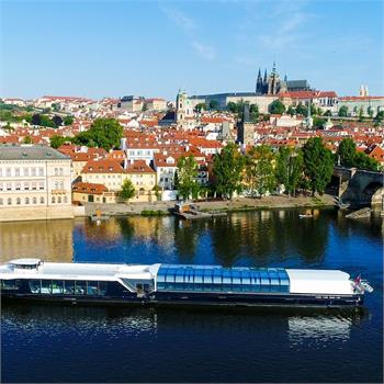 Loď Grand Bohemia pod Pražským hradem