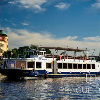 Loď Lužnice na plavbě Prahou