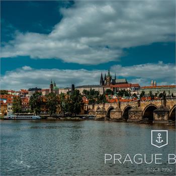 Loď Lužnice s panoramatem Prahy