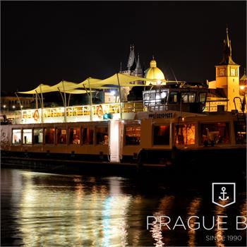 Loď Lužnice na večerní plavbě Prahou