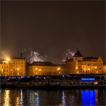 Ohňostroj v Praze na Vltavě