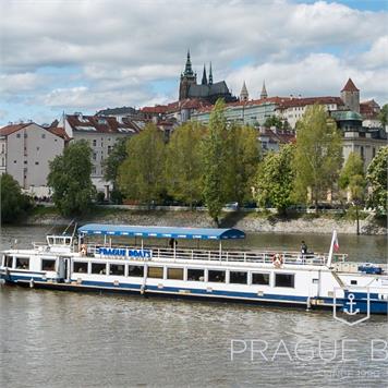 Loď Valencia s panoramatem Hradčan