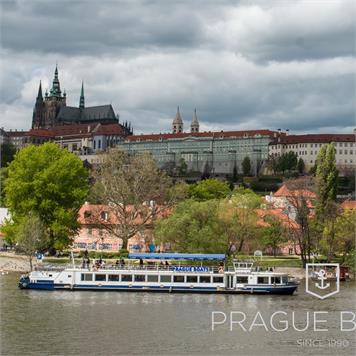 Pražský hrad s lodí Valencia