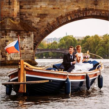 Privátní plavba novomanželů v mahagonové loďce