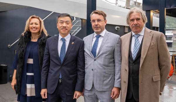 Meeting on board: diplomacy, business and inspiration on the waves of the Vltava