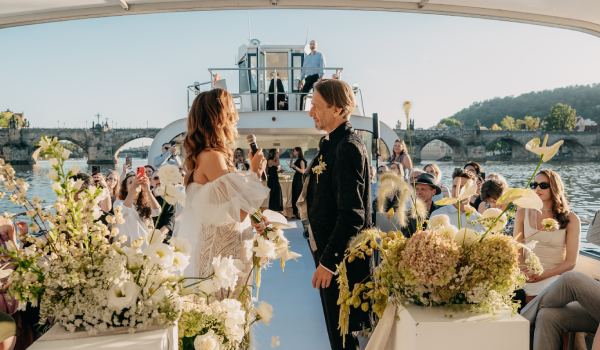 A timeless, movie-like wedding