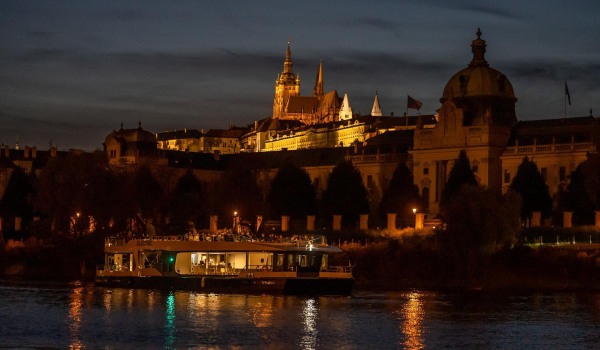 Crucero ecológico nocturno con una copa de Prosecco