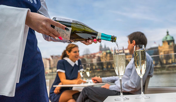 Schifffahrt mit einem Glas Prosecco