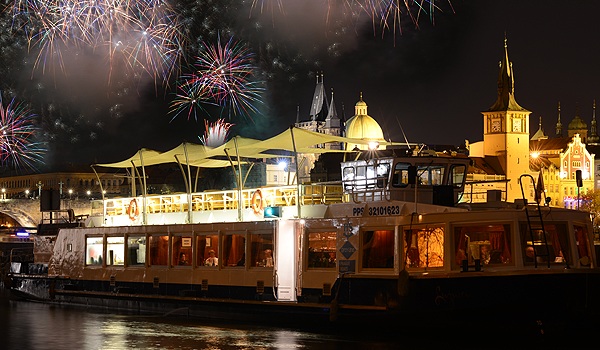 Silvester-Schifffahrt Süsses Prag