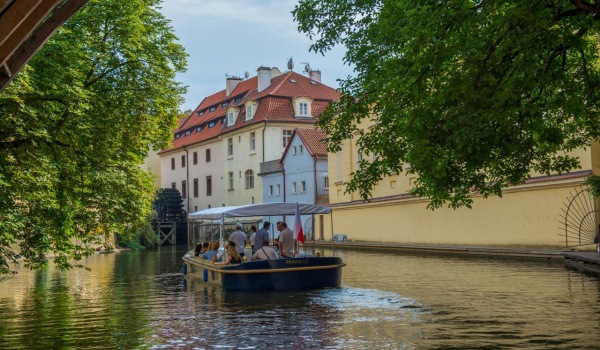 boat tour in prague