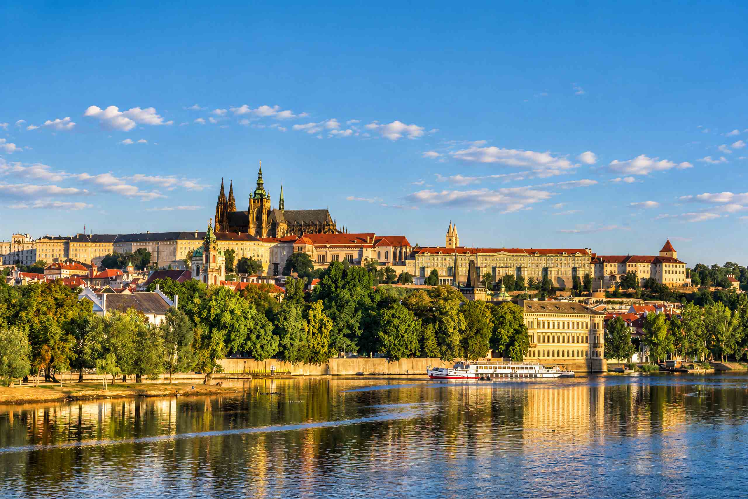 Pohled přes Vltavu na Pražský hrad
