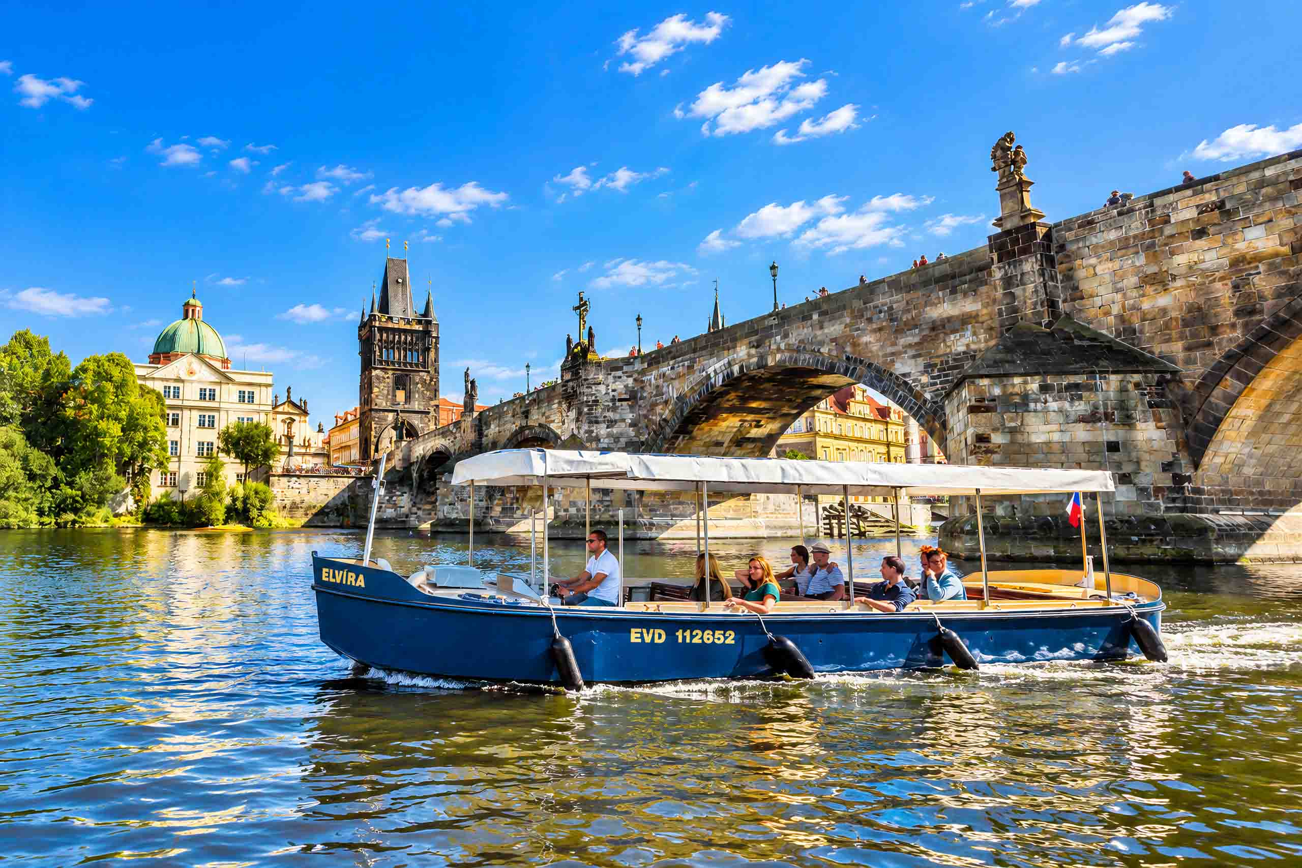 Elvíra sob um arco da Ponte Carlos