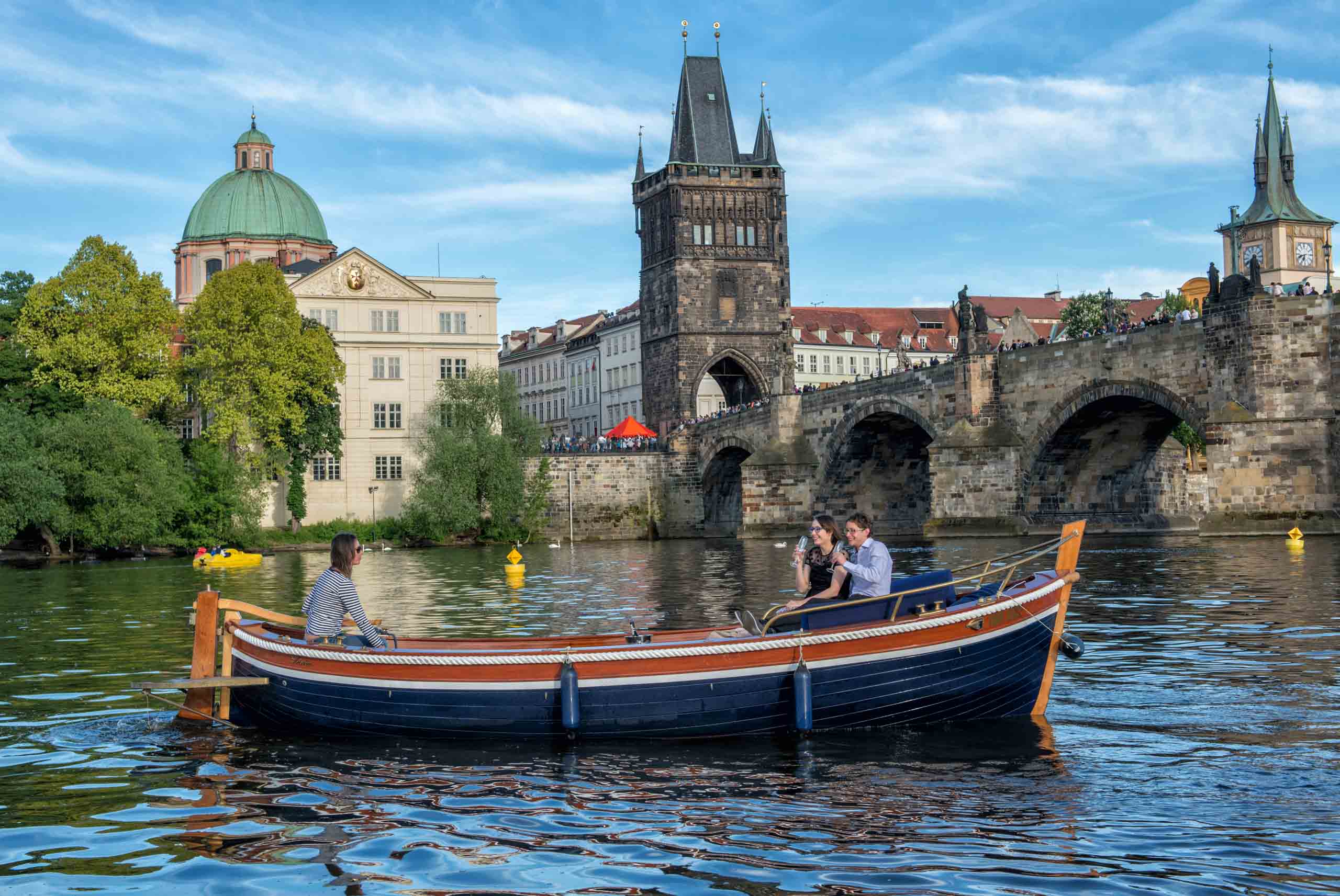 Bivoj en el río con los arcos de piedra del puente al fondo.