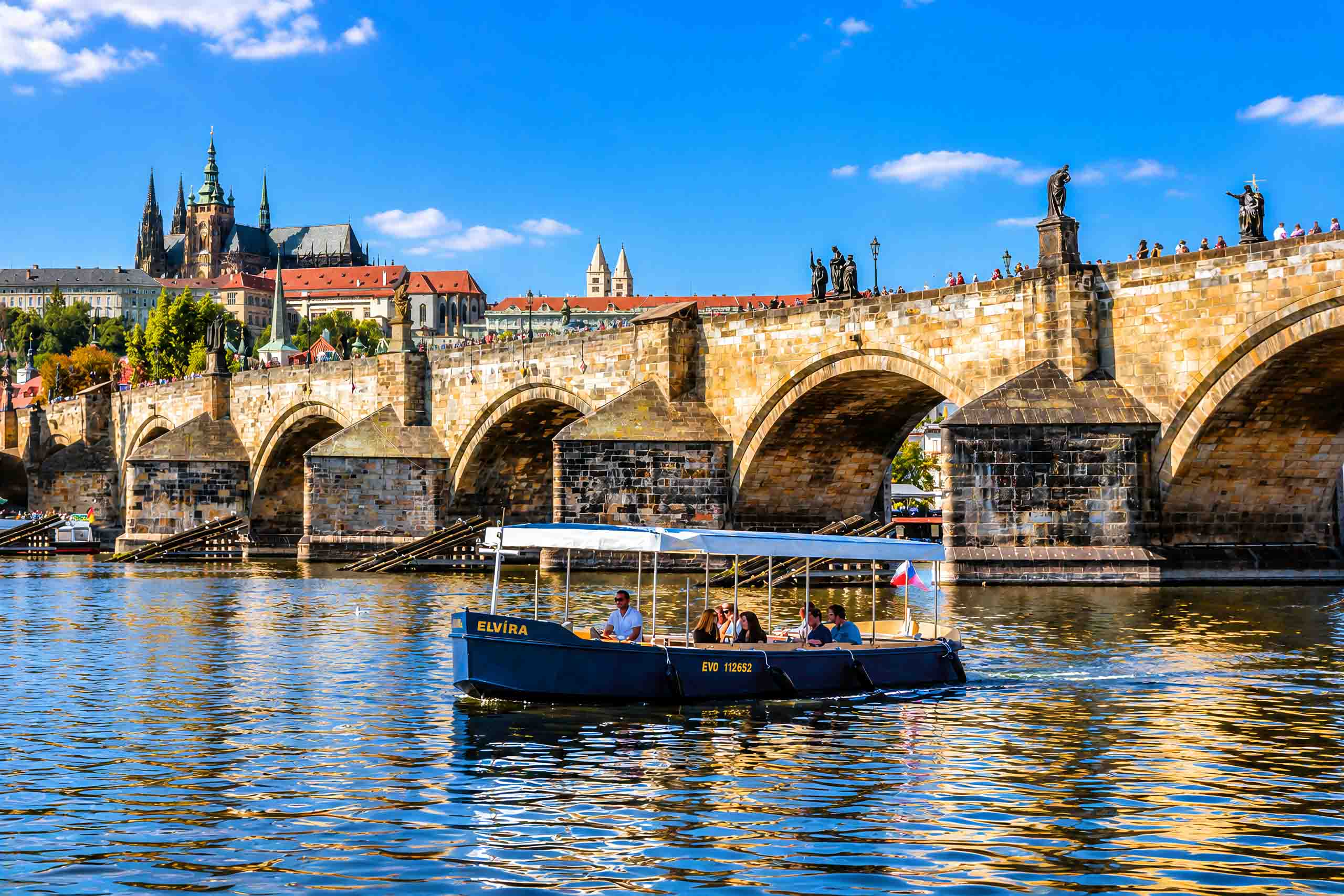 Elvíra junto à Ponte Carlos