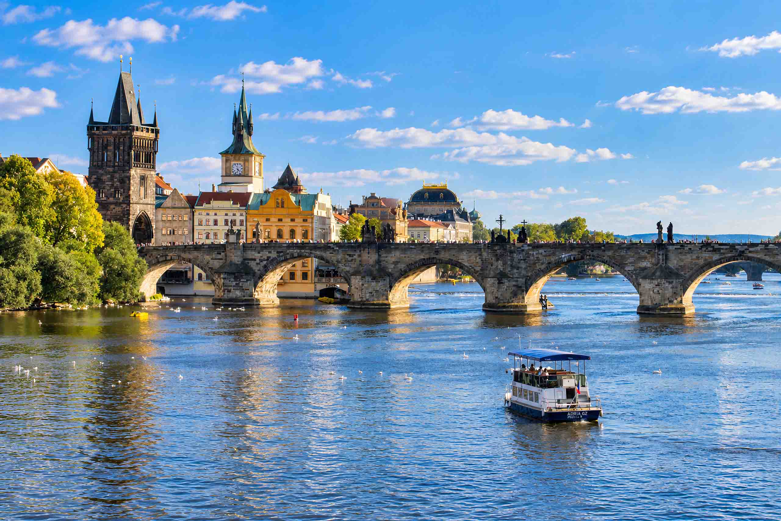 Adria vor den Bögen der Karlsbrücke