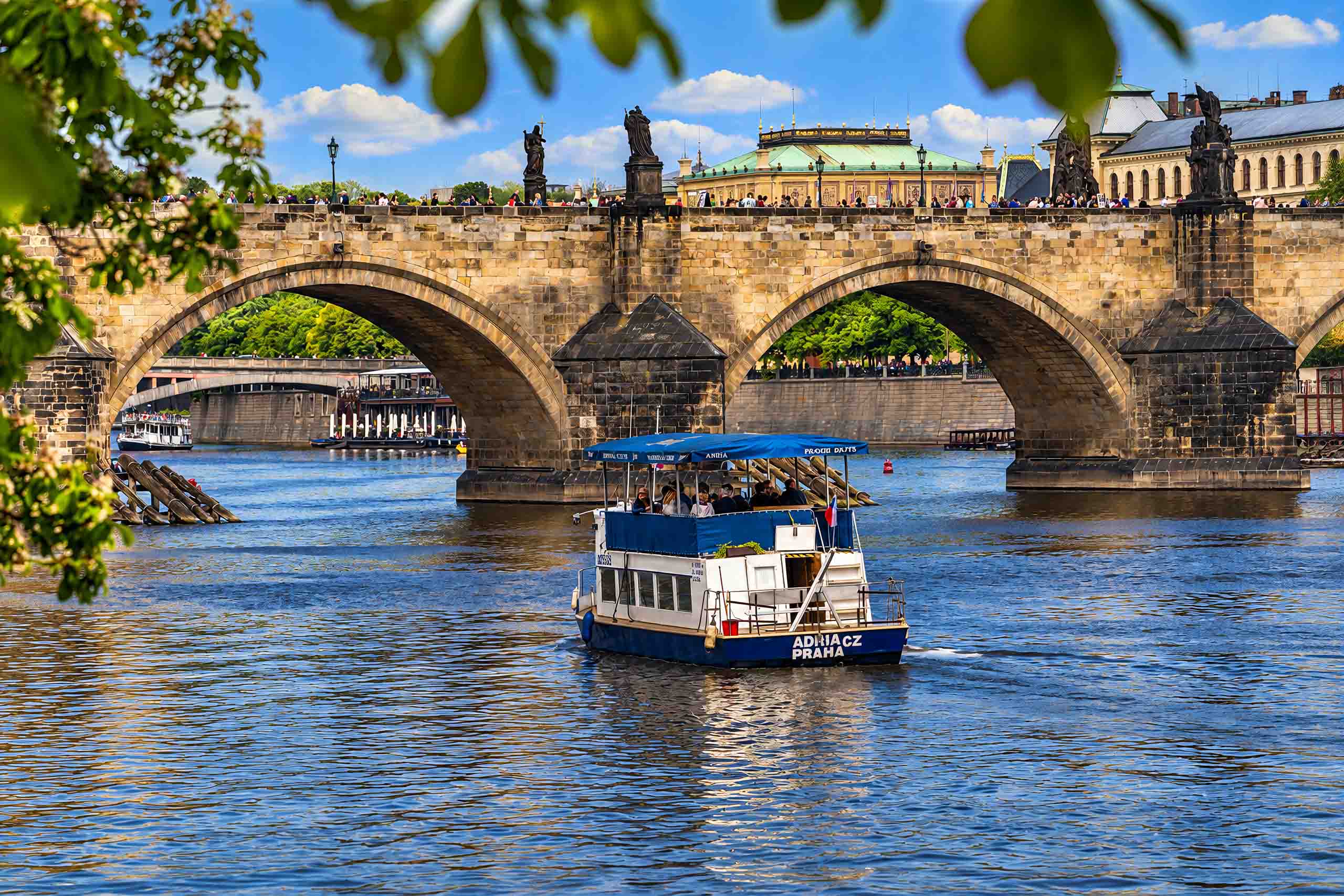 Adria auf der Fahrt zu den Bögen der Karlsbrücke