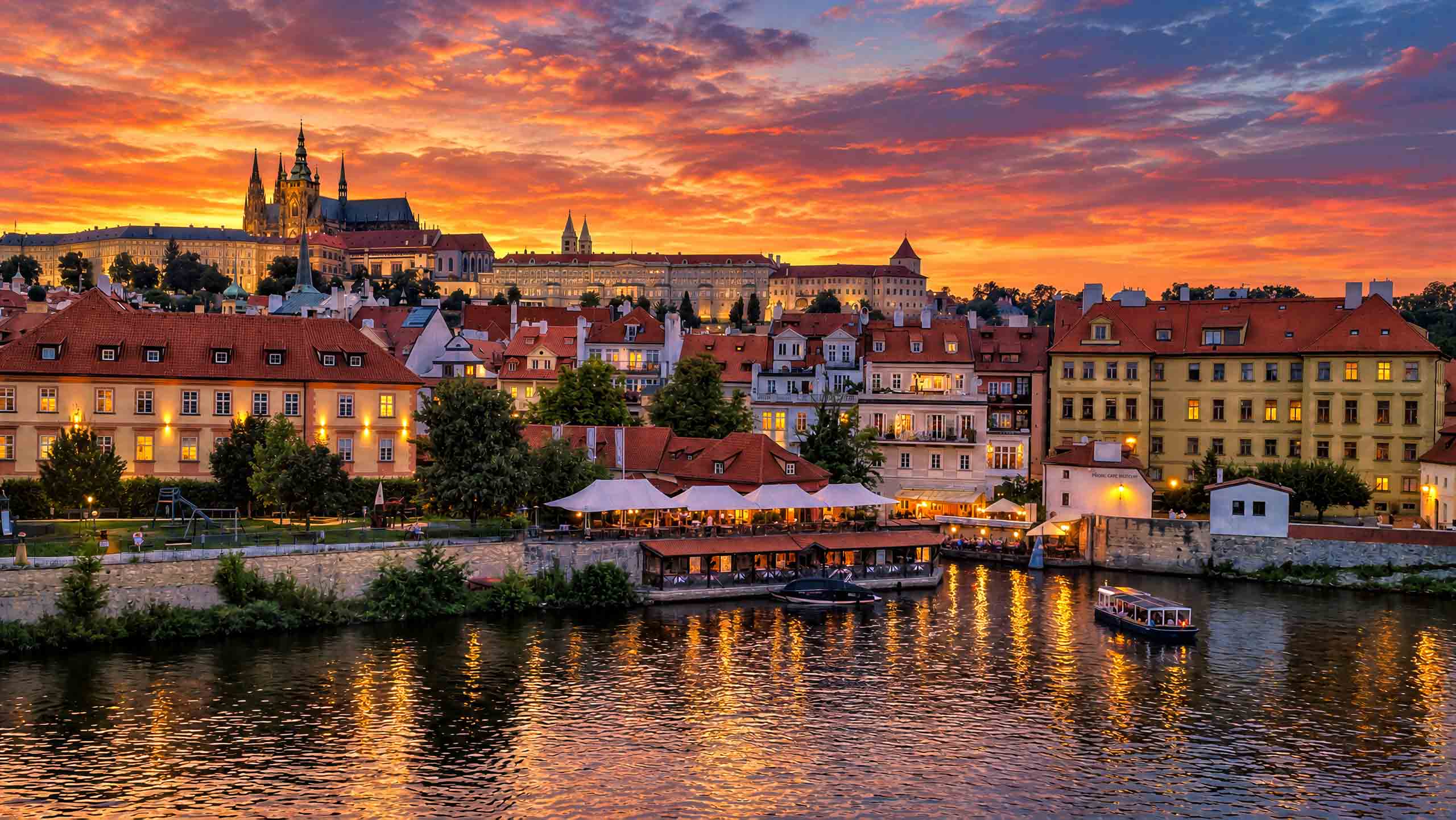 Pôr do sol sobre o Castelo de Praga e Malá Strana