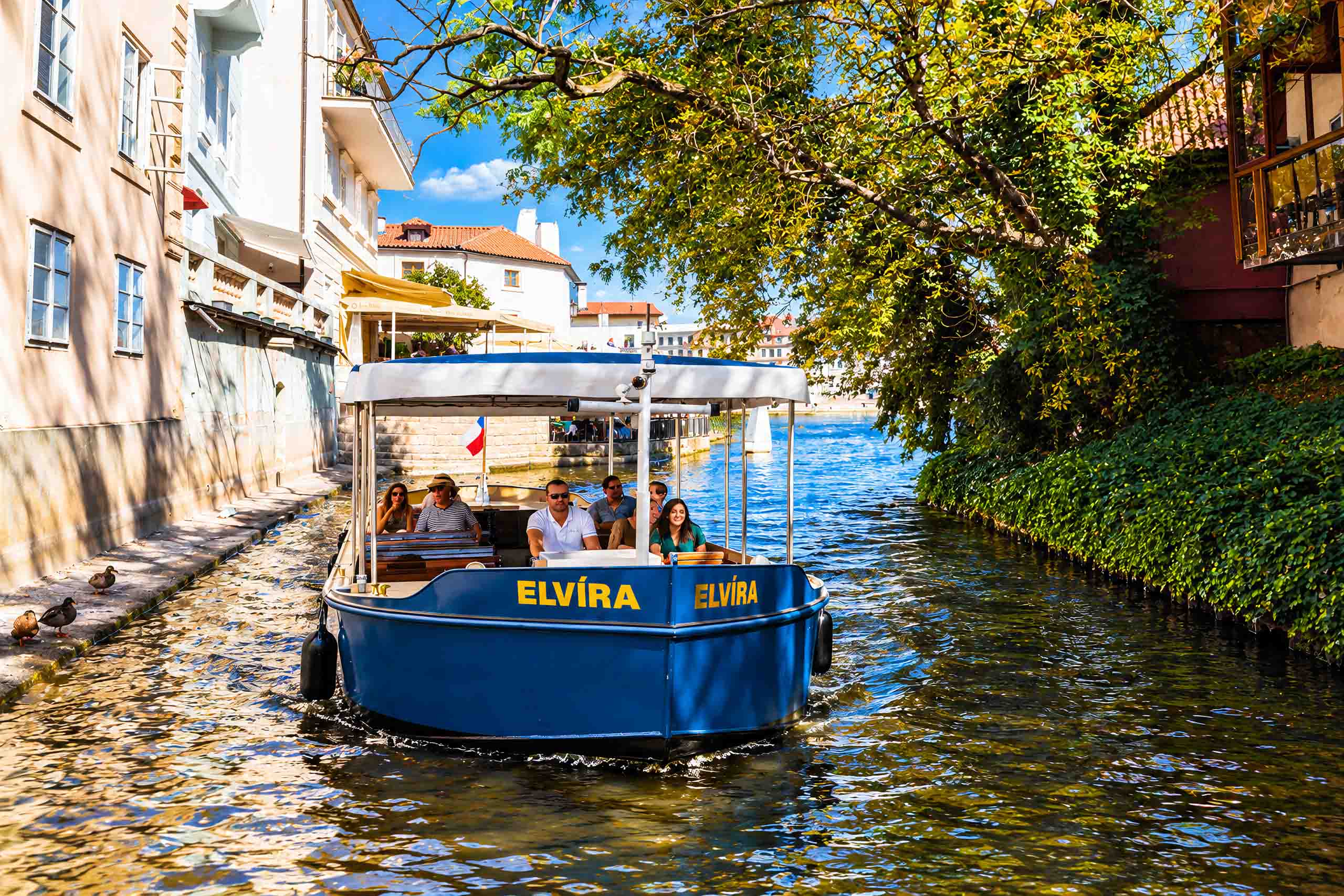 Elvíra no estreito canal Čertovka