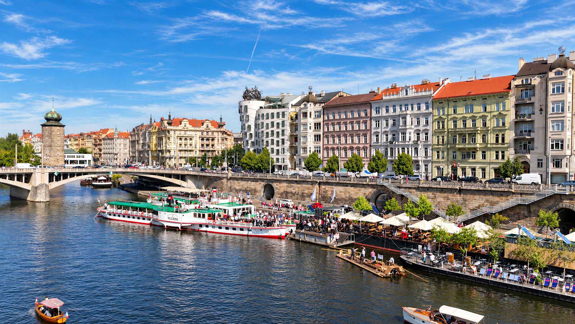Panorama Rašínova nábřeží s parníky