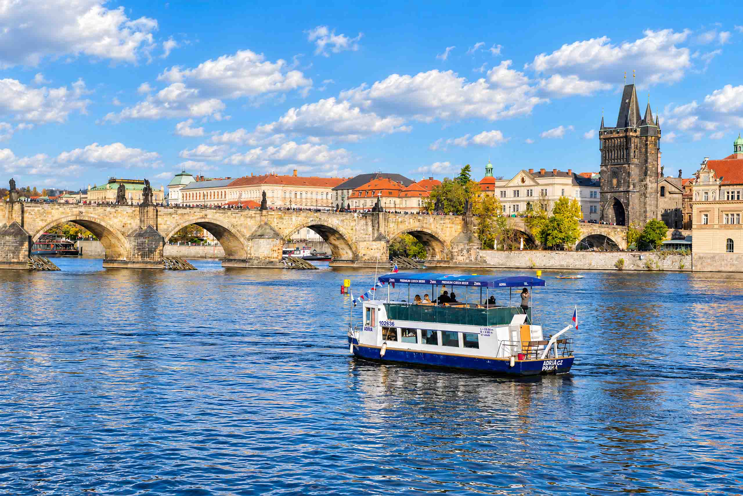 Seitenansicht der Adria an der Karlsbrücke